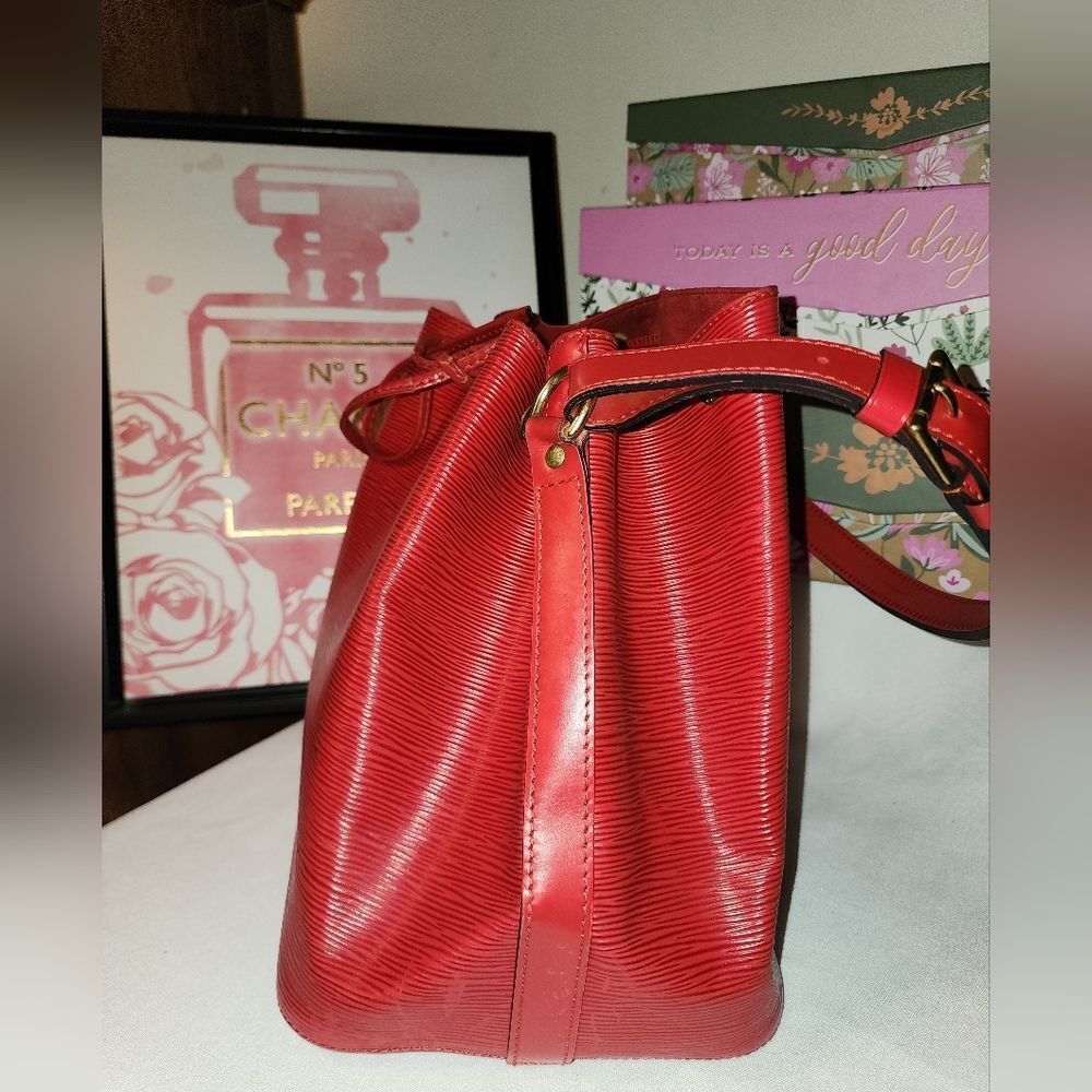 Louiis Vuitton Red Epi Bucket Bag - Picture 5 of 13